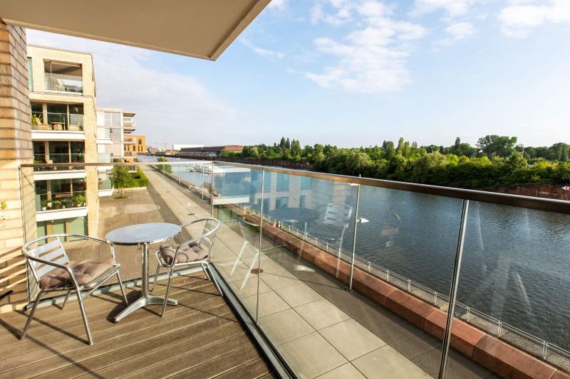 Überdachter Balkon der Wohnung mit Blick auf die Weser